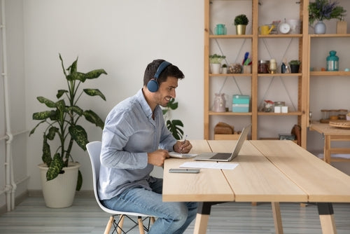 Wie Heimarbeiter ihren Arbeitsplatz ergonomisch gestalten können