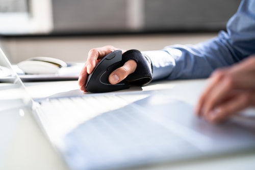 Ein ergonomischer Arbeitsplatz: Must-Haves für Büroangestellte