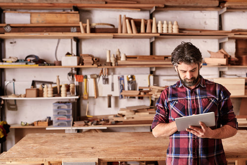 Monitorerhöhung selber bauen: Ein DIY-Leitfaden