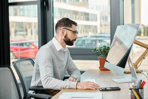 Die richtige Schreibtischhöhe: So finden Sie die optimale Einstellung für Ihr Büro