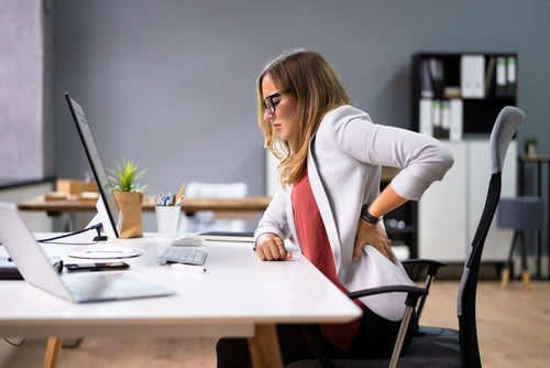 Körperhaltung am Arbeitsplatz: So sitzt und steht man richtig
